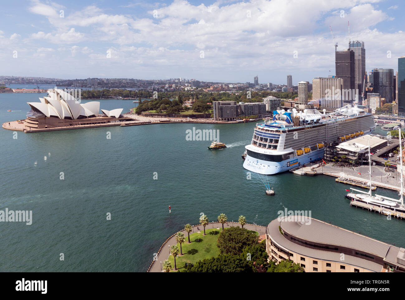 Australia, NSW, Sydney, una vista della città con una nave da crociera e la Sydney Opera House Foto Stock