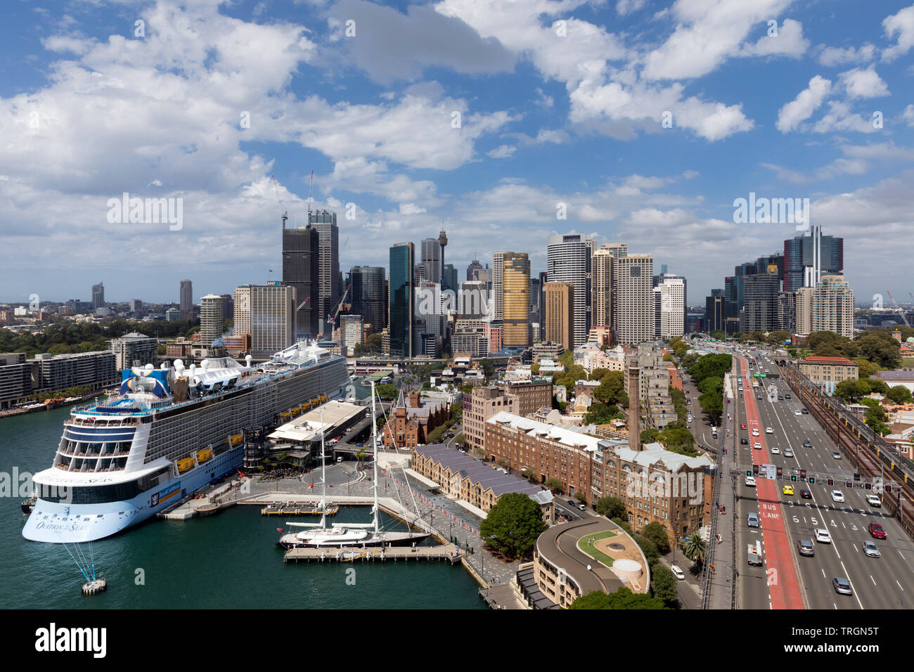 Australia, NSW, Sydney, una vista della città con una nave da crociera e il traffico autostradale che conduce in città Foto Stock