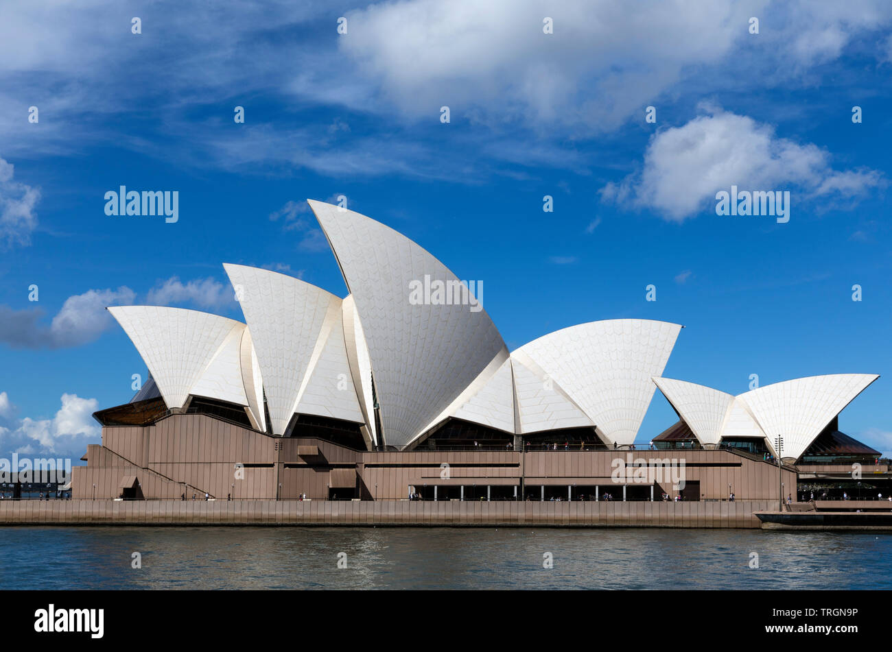 Australia, NSW, Sydney, Sydney Opera House progettata dall'architetto danese Jorn Utzon e aperto Ottobre 1973 Foto Stock