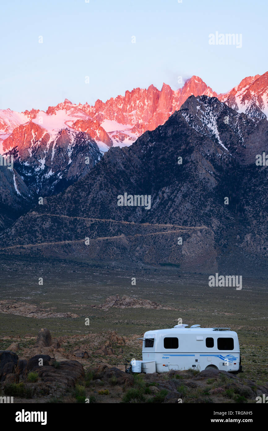 Trailer di escape in Alabama sulle colline vicino a Lone Pine, California appena al di sotto di Mt. Whitney nella Sierra orientale. Foto Stock