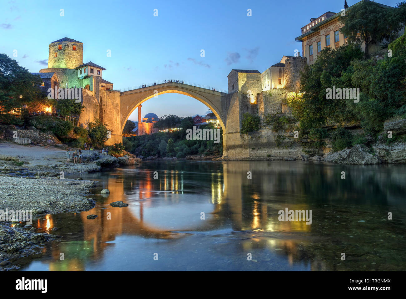 Storico ponte sopra il fiume Neretva a Mostar, Bosnia Erzegovina al crepuscolo. Foto Stock