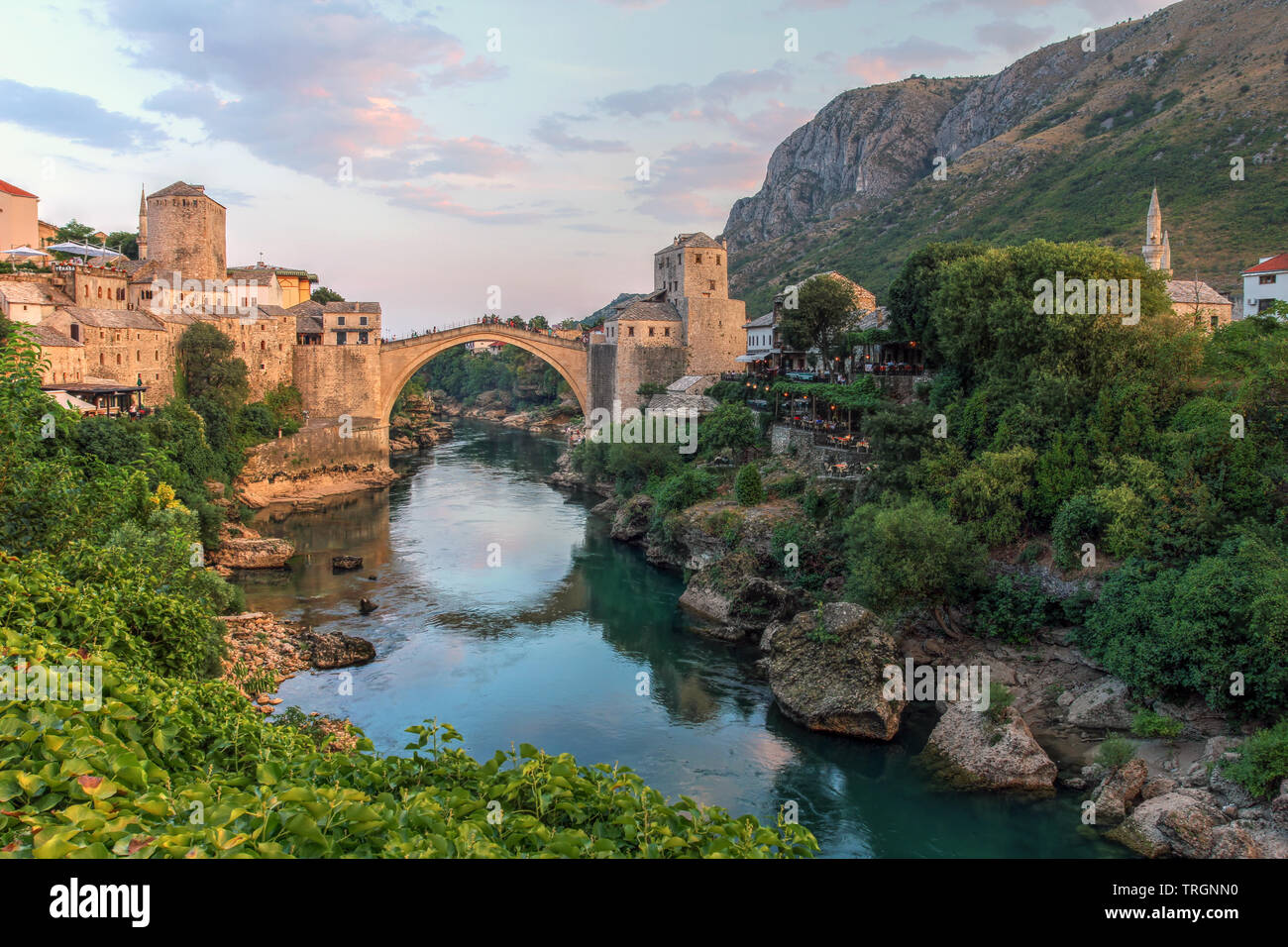 Serata in scena a Mostar con la città medievale e lo storico ponte sul fiume Neretva in Bosnia Erzegovina. Foto Stock