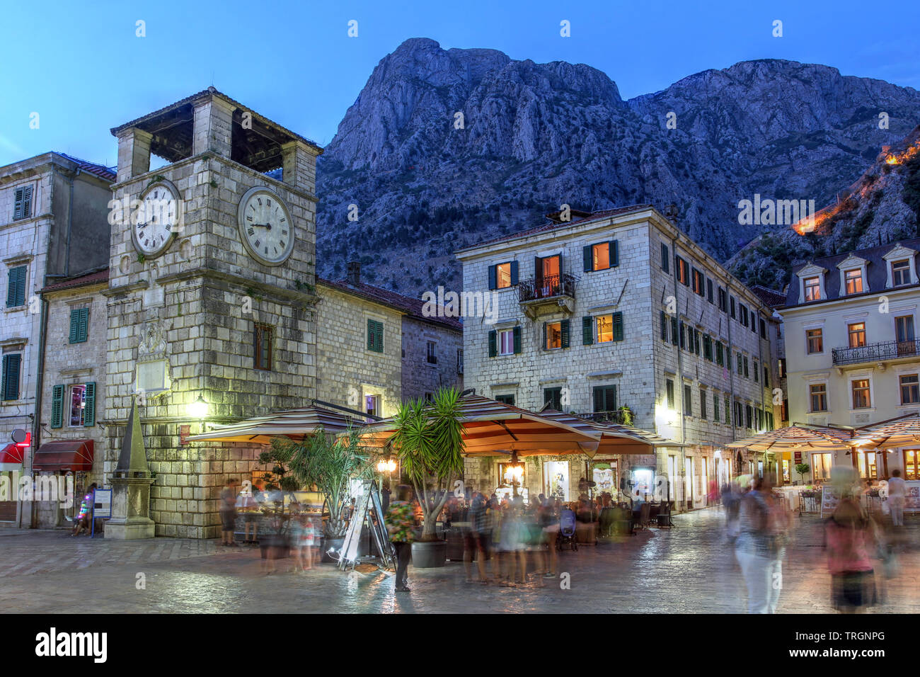 In scena la città medievale di Kotor, Montenegro al crepuscolo con il quadrato del braccio e la torre dell orologio vicino al Maritime cancello di ingresso. Foto Stock