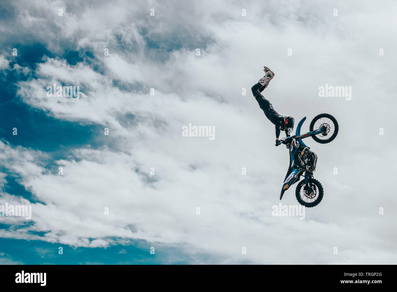 Freestyle Motorcross atleta jumping dirtbike nelle nuvole Foto Stock