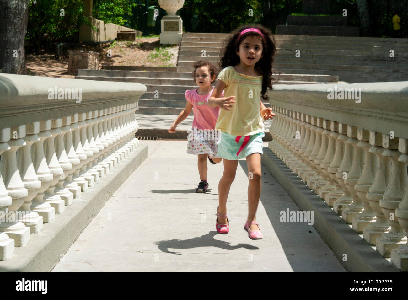 Caracas, Venezuela.due bambine in esecuzione in El Calvario Park, Ezequiel Zamora Park. Foto Stock