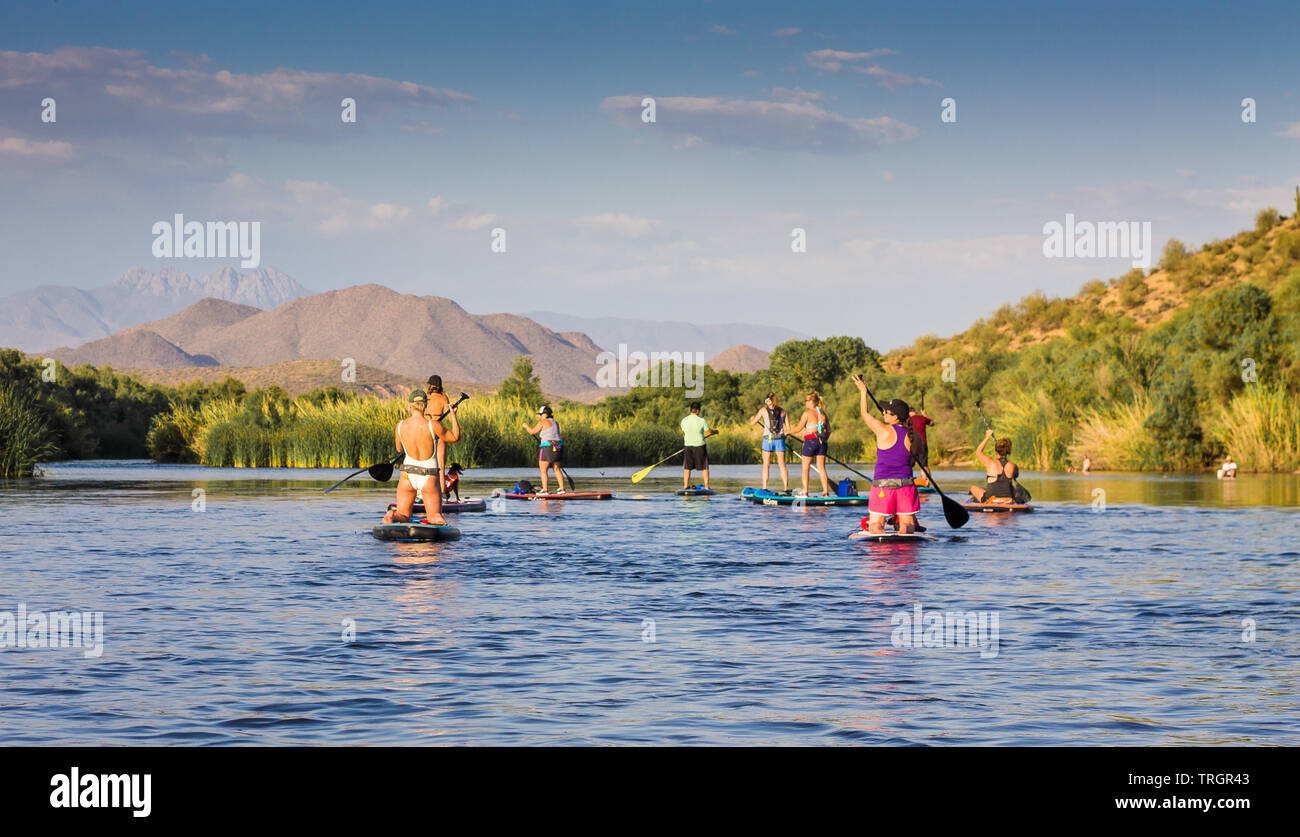 Paddle Boarding Girl sul Salt River SUP Foto Stock