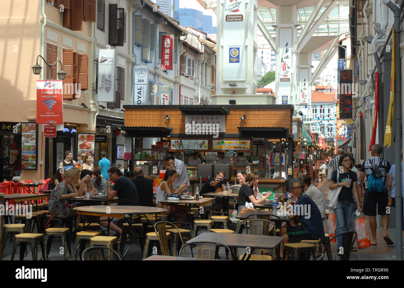 Food street, una vivace e trafficata area al coperto con posti a sedere ai tavoli godendo di bibite e cibo, Chinatown, Singapore Foto Stock