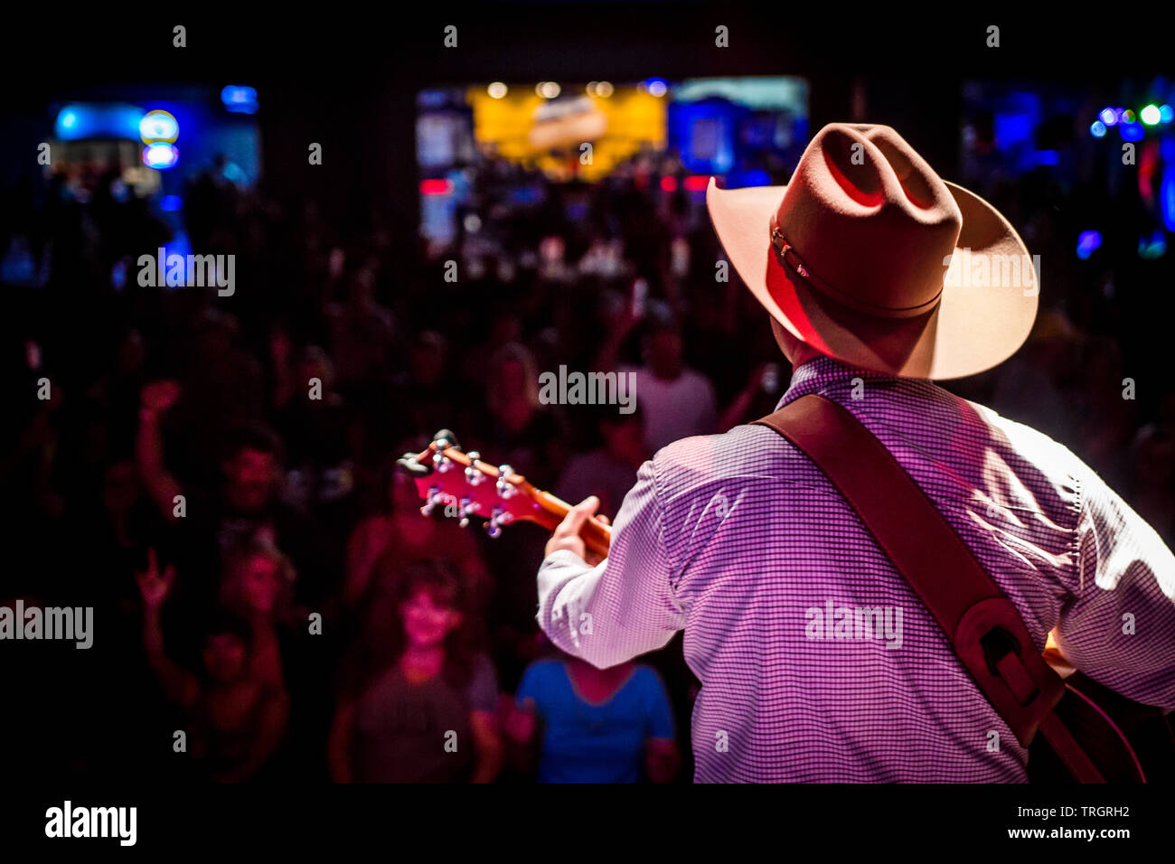 Country Musician che gioca un programma dal vivo sul palco Foto Stock