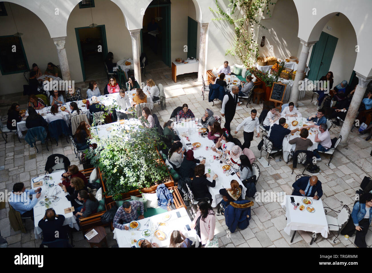 Tunisini a pranzo a Fondouk El Attarine - un raffinato ristorante che serve una tradizionale cucina tunisina nella Medina di Tunisi, Tunisia. Foto Stock