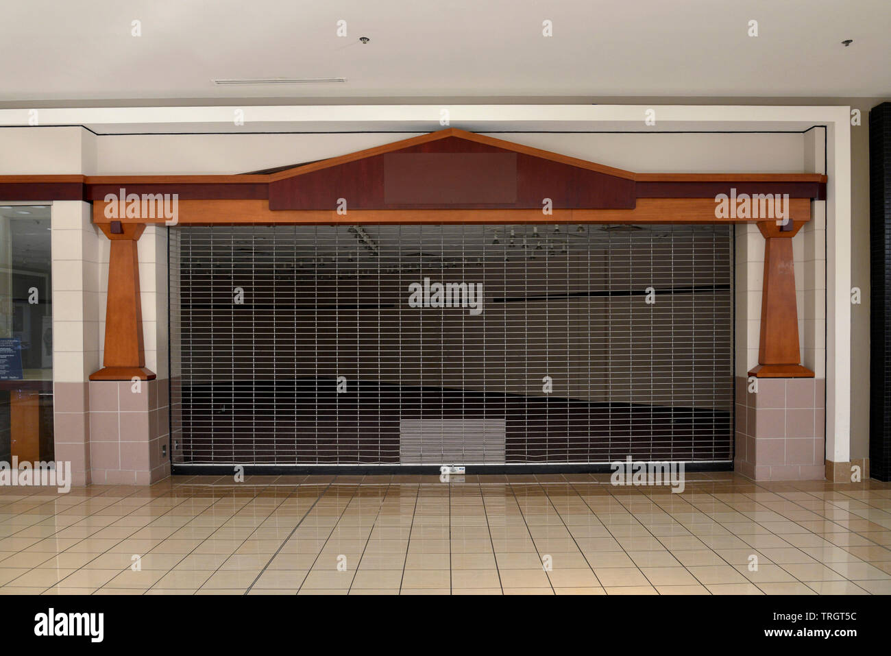 Chiuso e vacante memorizza in un chiuso shopping mall Foto Stock