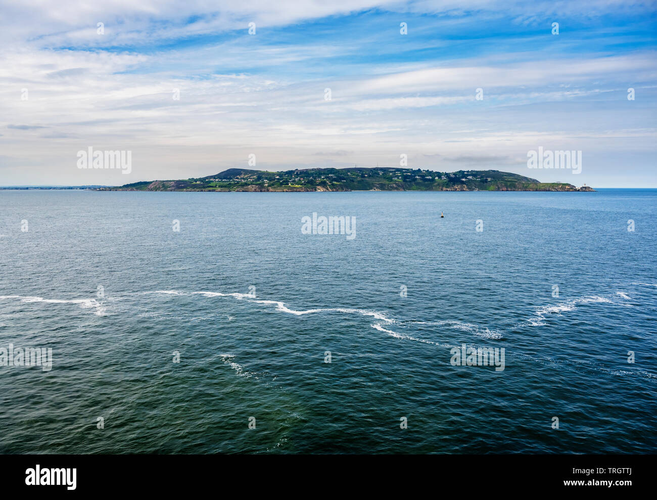 Guardando verso la penisola di Howth da una nave traghetto in direzione Porto di Dublino, Dublino, Irlanda Foto Stock