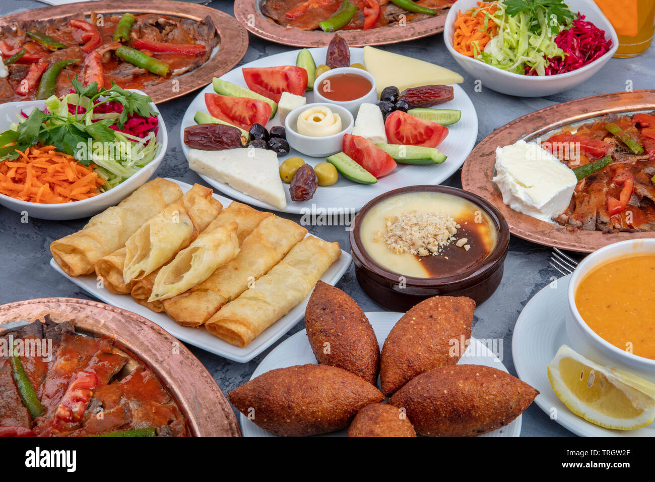 La cucina turca; è anche il Ramadan 'Iftar'.Il pasto consumato dai musulmani dopo il tramonto durante il Ramadan. Assortita di Bagno Turco piatti orientali. Carne di Döner in r Foto Stock