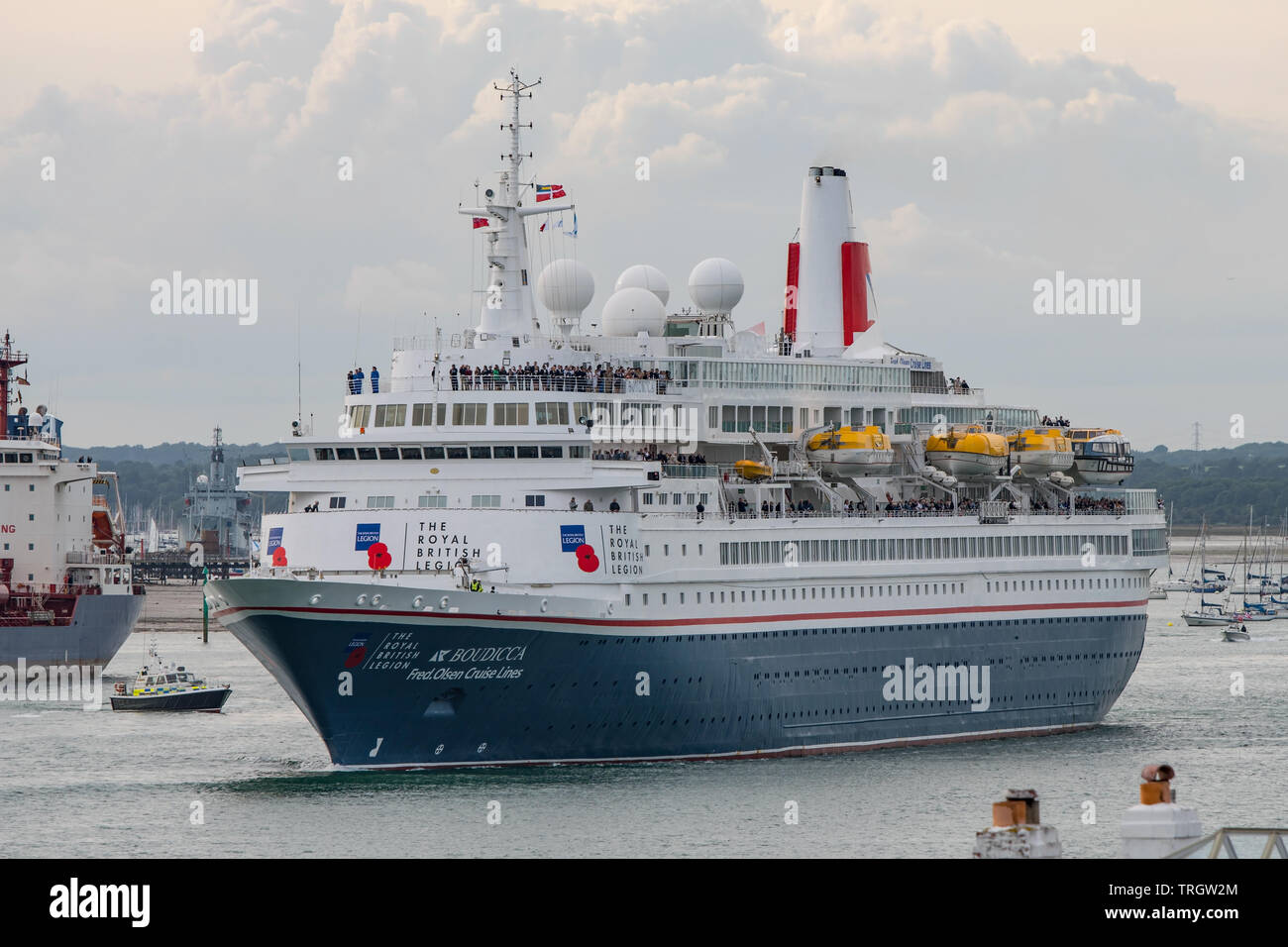 La nave da crociera MV Boudicca, noleggiata per trasportare D giorno veterani per le spiagge della Normandia, foglie di Portsmouth, Regno Unito su 5/6/19 accompagnati dalle navi della marina militare. Foto Stock