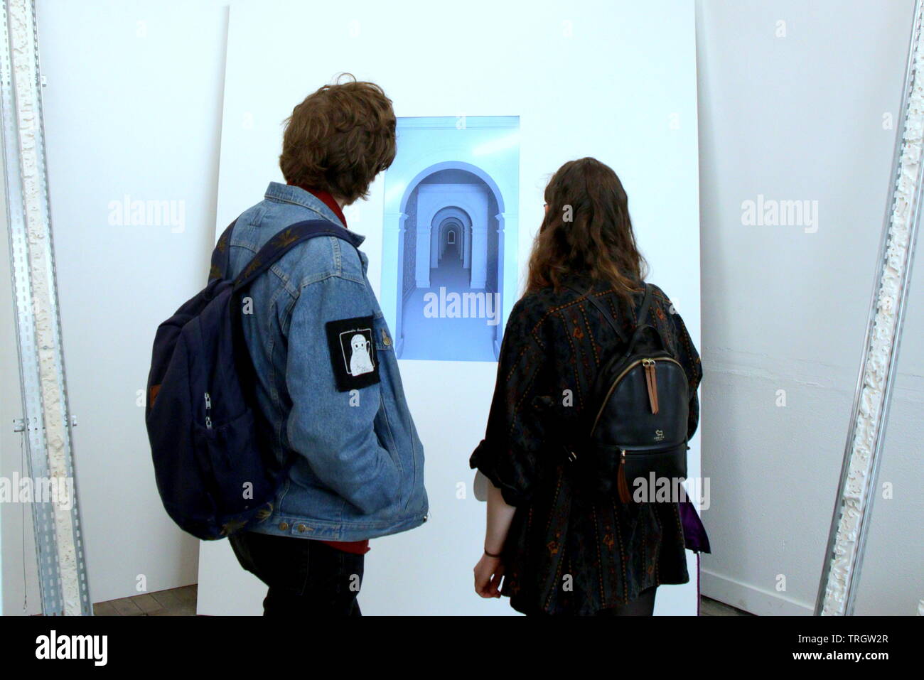 Glasgow, Scotland, Regno Unito 5 Giugno, 2019. Il corso di laurea annuale GSA Glasgow School of Art Show di laurea a stow college allegato è stato aperto al pubblico un servizio gratuito e hanno ammirato la mostra con alcuni degli artisti presenti. I membri del pubblico godetevi il presenta credito: Gerard Ferry/ Alamy Live News Foto Stock
