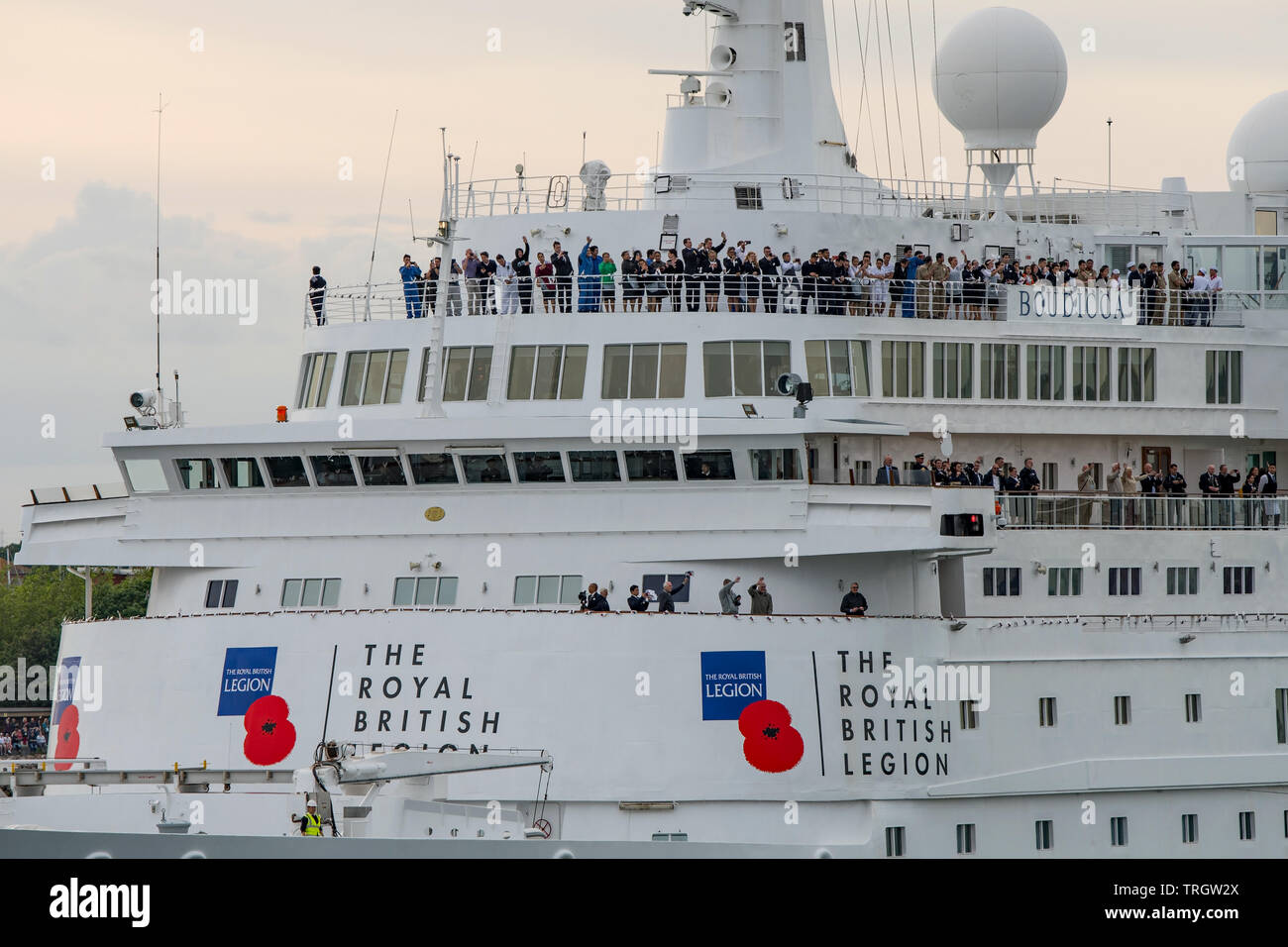 La nave da crociera MV Boudicca, noleggiata per trasportare D giorno veterani per le spiagge della Normandia, foglie di Portsmouth, Regno Unito su 5/6/19 accompagnati dalle navi della marina militare. Foto Stock