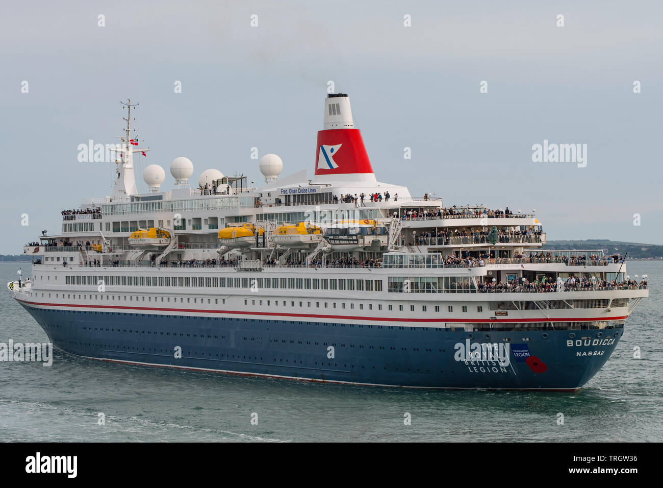 La nave da crociera MV Boudicca, noleggiata per trasportare D giorno veterani per le spiagge della Normandia, foglie di Portsmouth, Regno Unito su 5/6/19 accompagnati dalle navi della marina militare. Foto Stock