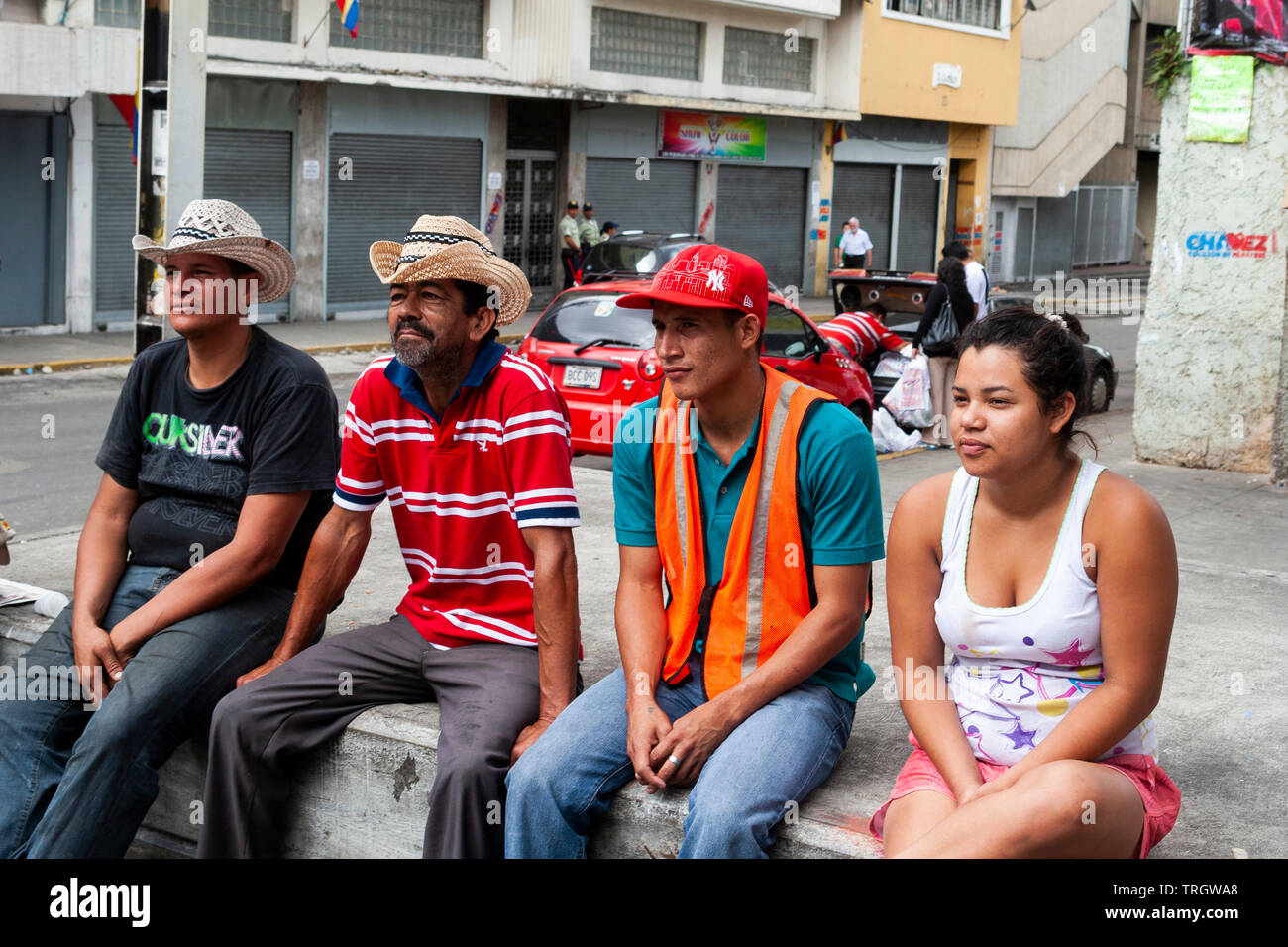 Caracas, Venezuela. La gente seduta su una panchina in una piazza nel  centro di Caracas in appoggio Foto stock - Alamy