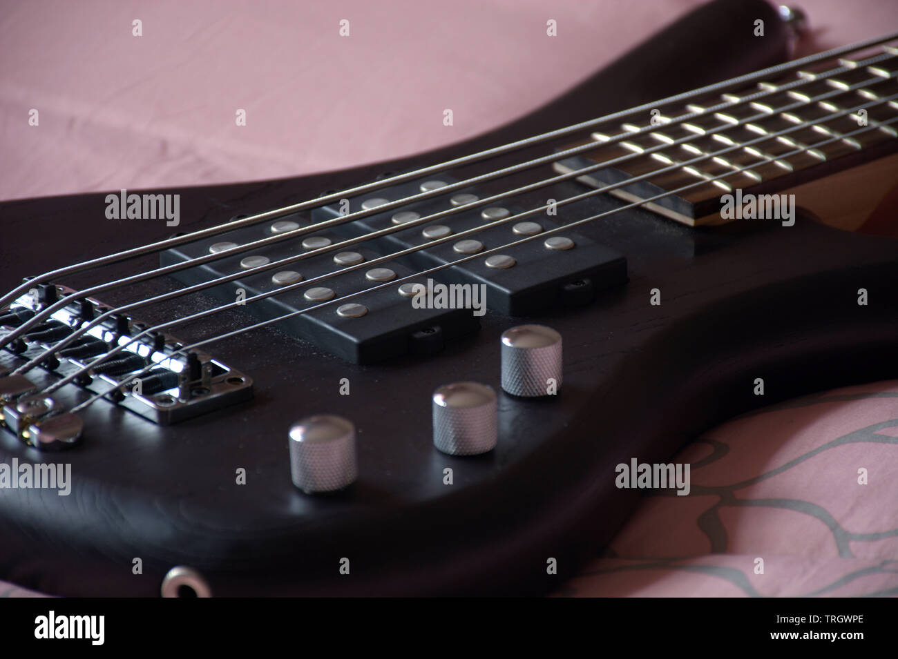 5 corde Black Bass Guitar Foto Stock