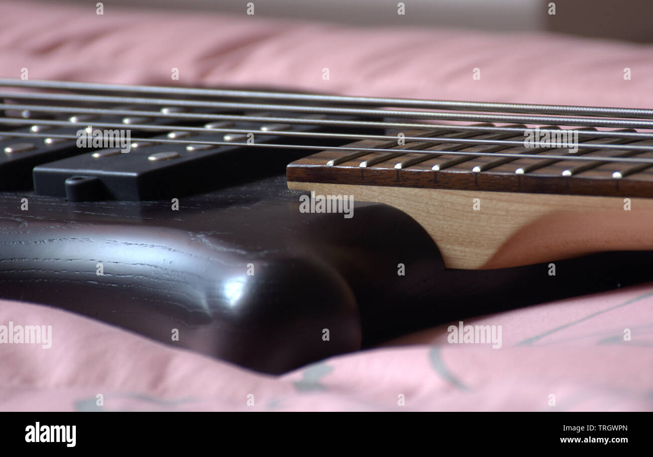 5 corde Black Bass Guitar Foto Stock