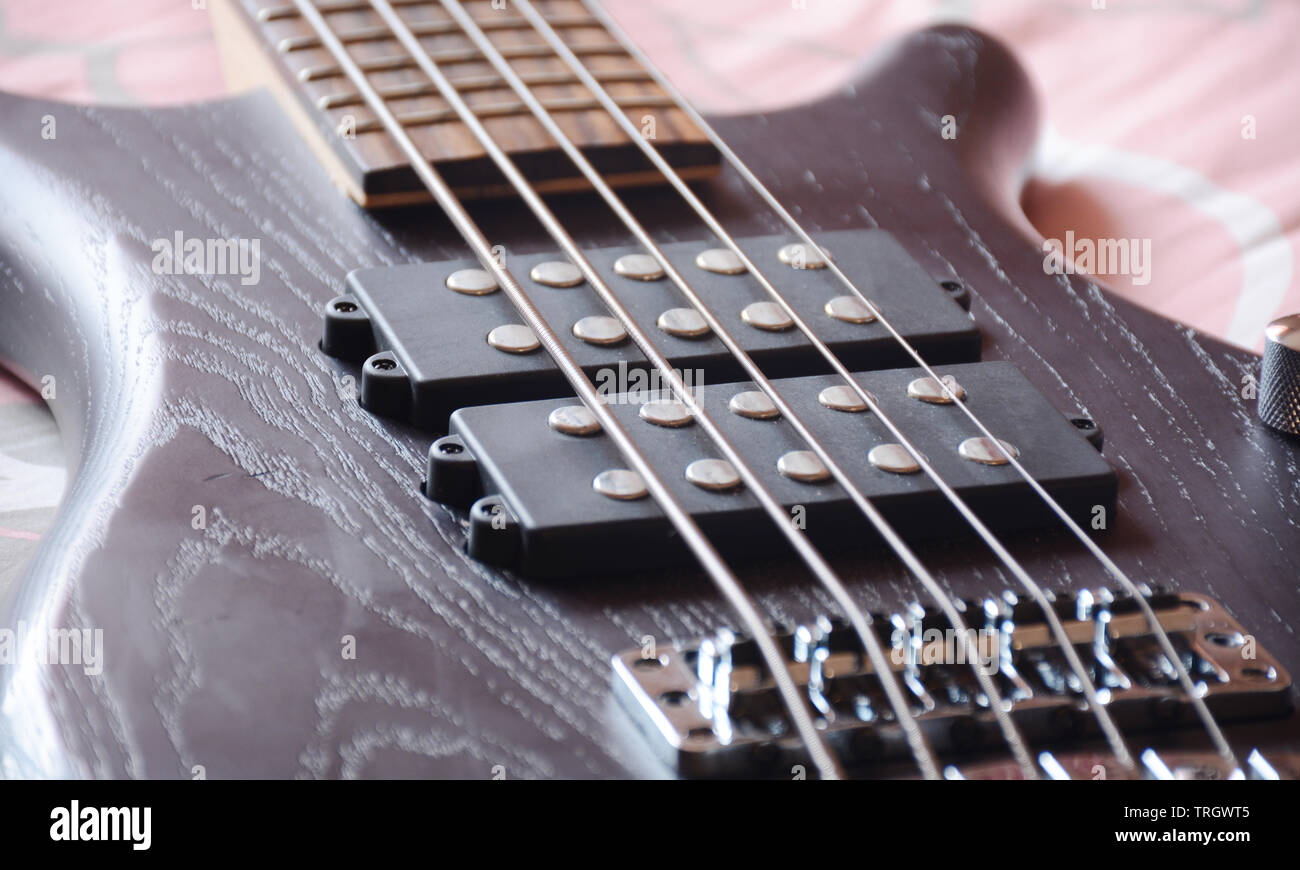 5 corde Black Bass Guitar Foto Stock
