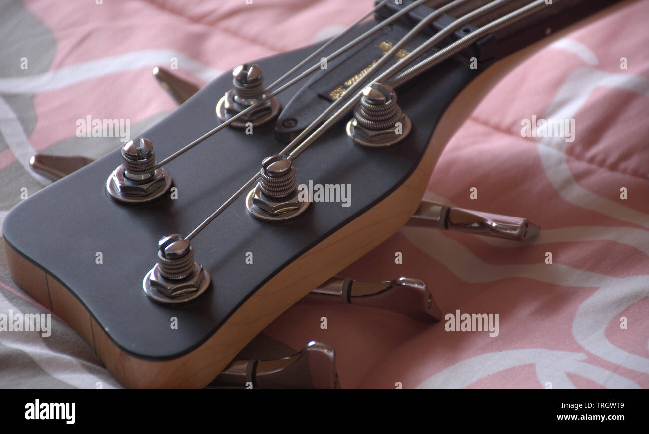 5 corde Black Bass Guitar Foto Stock