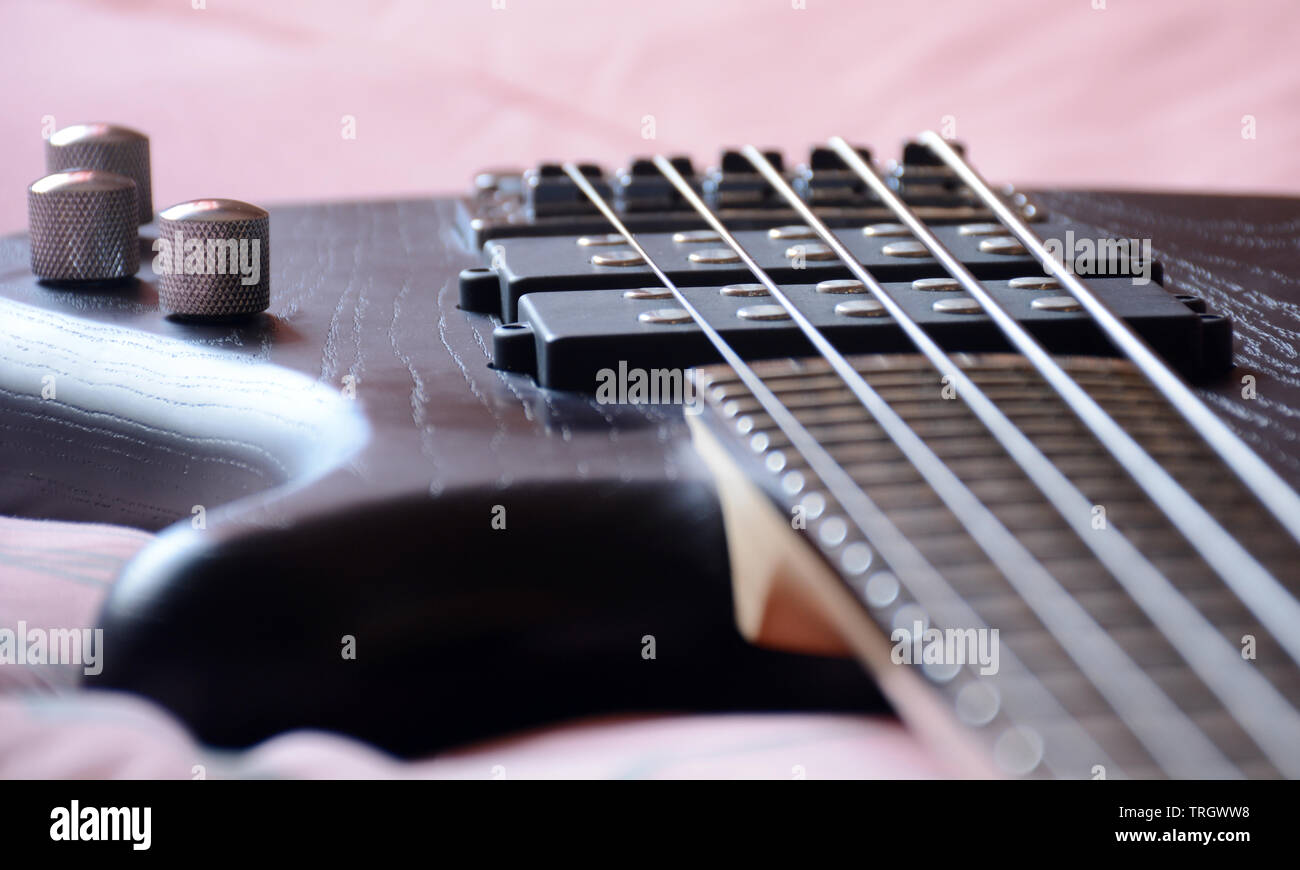 5 corde Black Bass Guitar Foto Stock