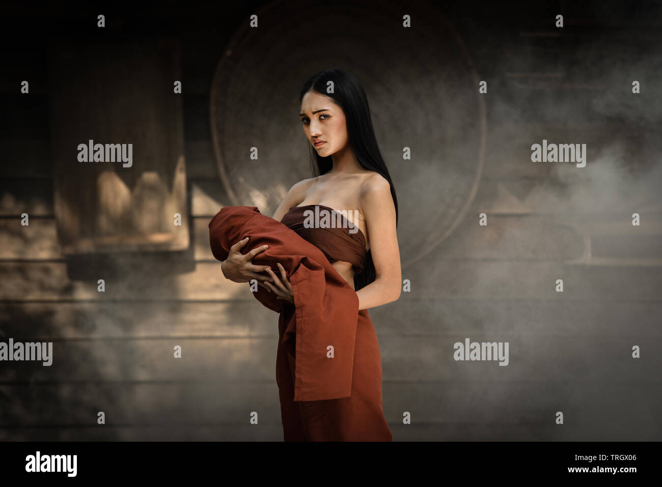 Donna dramma fantasma e portando il suo bambino ghost permanente sulla vecchia casa thai / Horror Leggenda di Mae Nak Phra Khanong Foto Stock