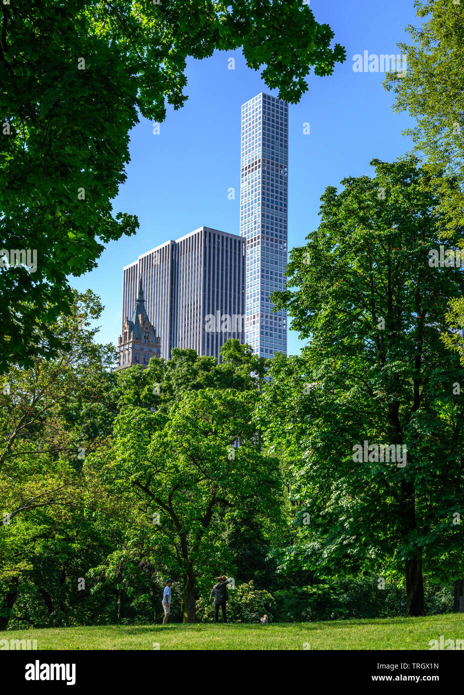 New York, USA, 2 giugno 2019. Il più alto edificio residenziale in New York City è un esile grattacielo a 432 Park Avenue, affacciato su Central Park. Foto Stock