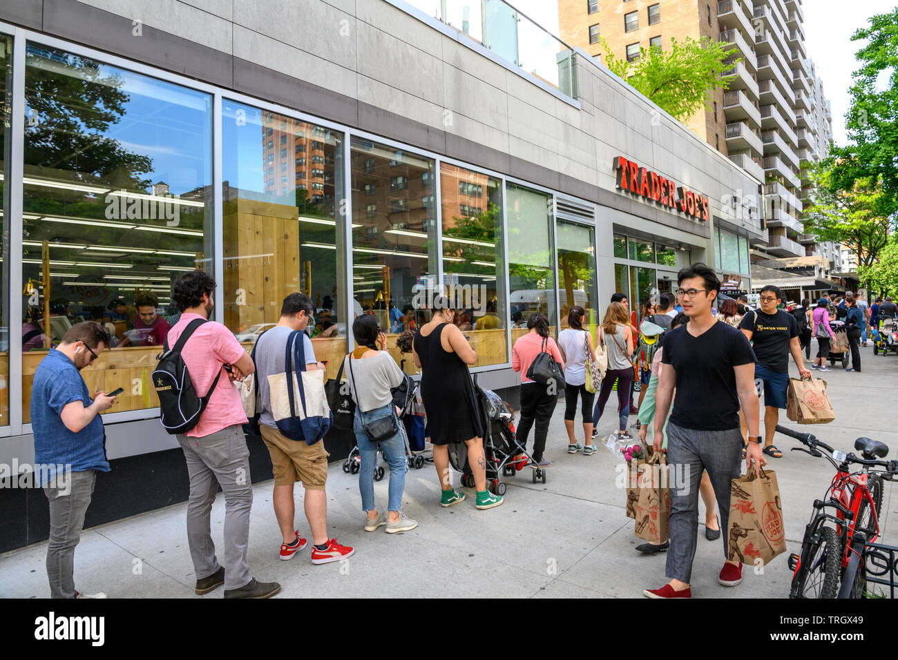 New York, Stati Uniti d'America, 19 maggio 2019. I clienti formano lunghe file per entrare in un supermercato già al massimo della capacità nella Upper West Side di New York City. Credito: Enr Foto Stock