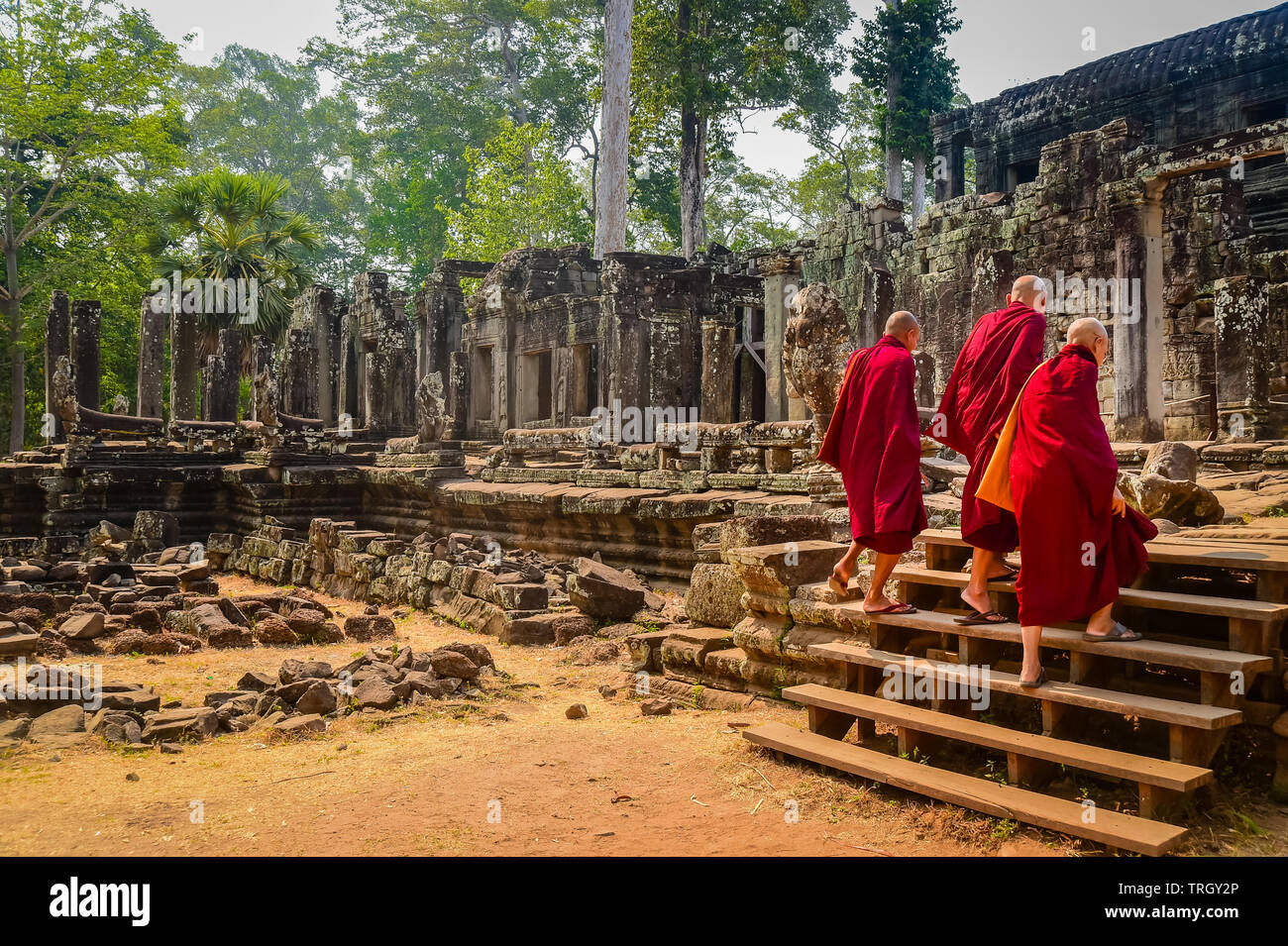 Tre i monaci buddisti immettere il tempio Bayon a Ankor Wat, Siem Reap, Cambogia Foto Stock