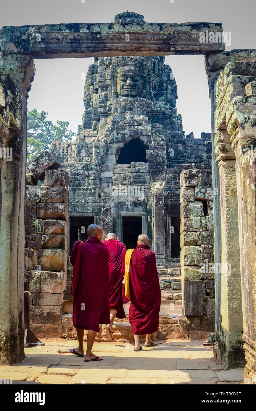 Tre i monaci buddisti immettere il tempio Bayon a Ankor Wat, Siem Reap, Cambogia Foto Stock