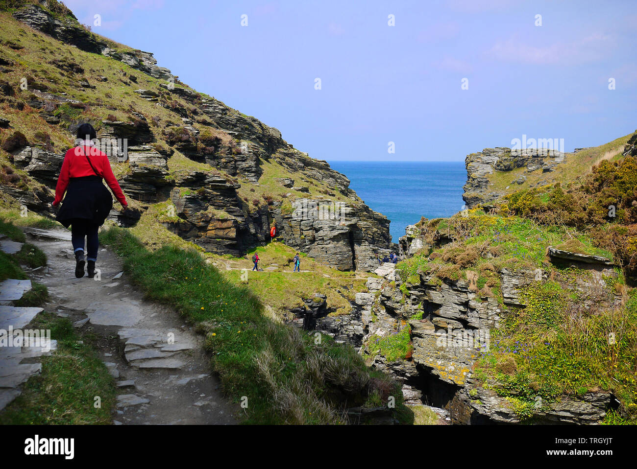 Walkers sulla costa sud ovest percorso tra Boscastle e Tintagel in Cornovaglia, UK. Foto Stock