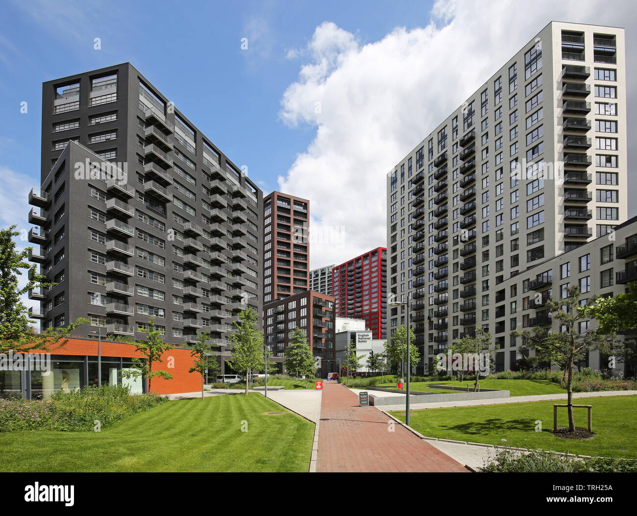 Città isola sviluppo residenziale sul fiume Lea a Canning Town, Londra. Mostra Botanic Square, Kent edificio (sinistra) e Grantham House (destra) Foto Stock