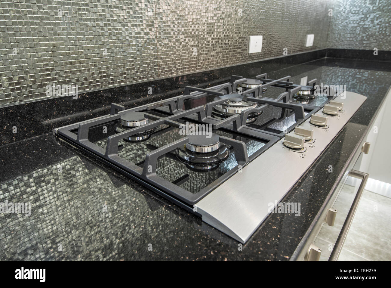 Interior design arredamento mostra moderna cucina fornello apparecchio in appartamento di lusso showroom Foto Stock