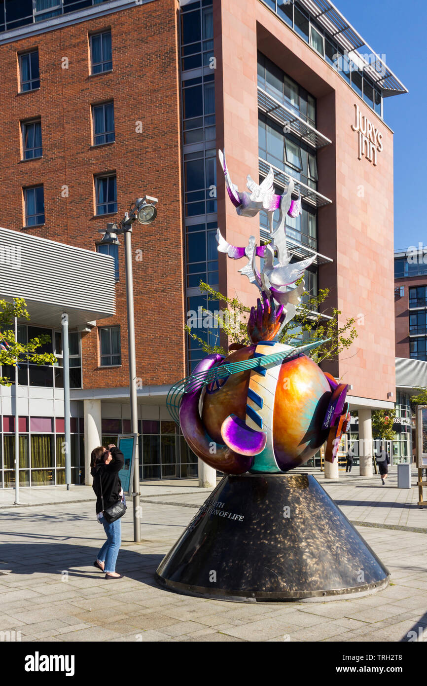 John Lennon pace monumento, correttamente dal titolo La pace e la concordia è un'opera dell artista Lauren Voiers, fabbricata da Lyle di Londra in arte in metallo Foto Stock