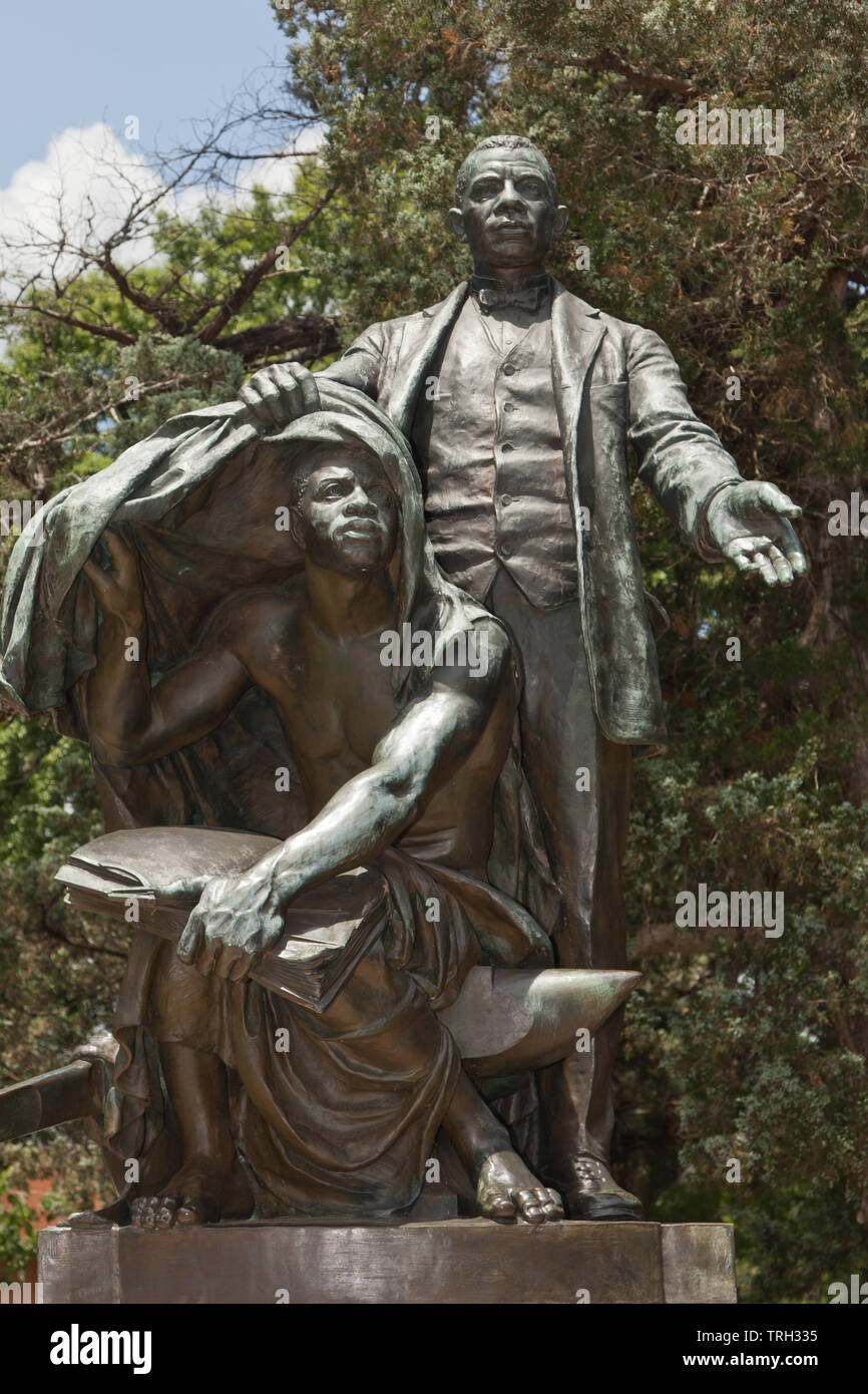 Statua di Booker T Washington sul campus della Università di Tuskegee in Alabama Foto Stock