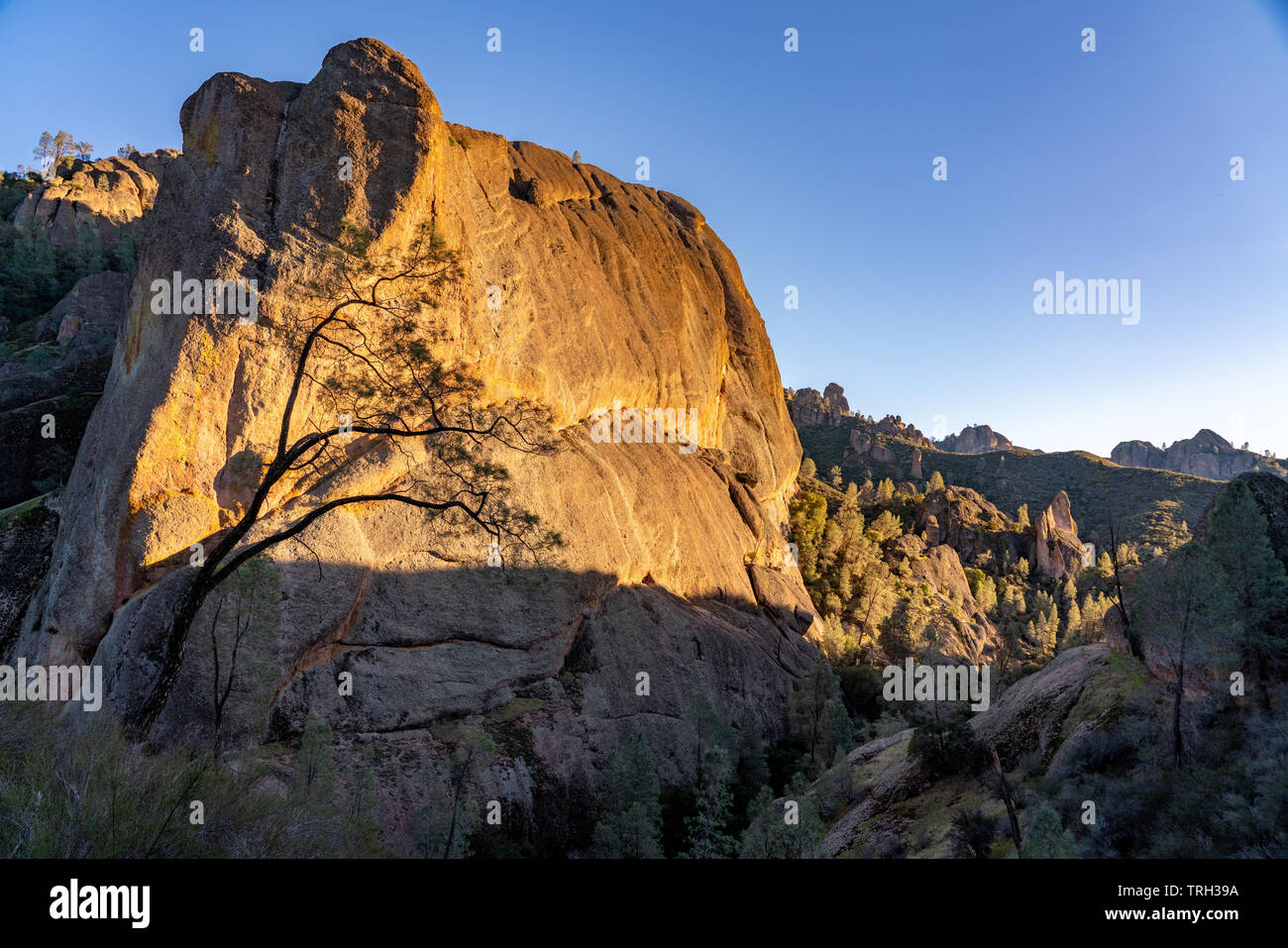 Affacciato sulla valle al di sopra dei balconi trail durante il tramonto a pinnacoli National Park, California. Foto Stock