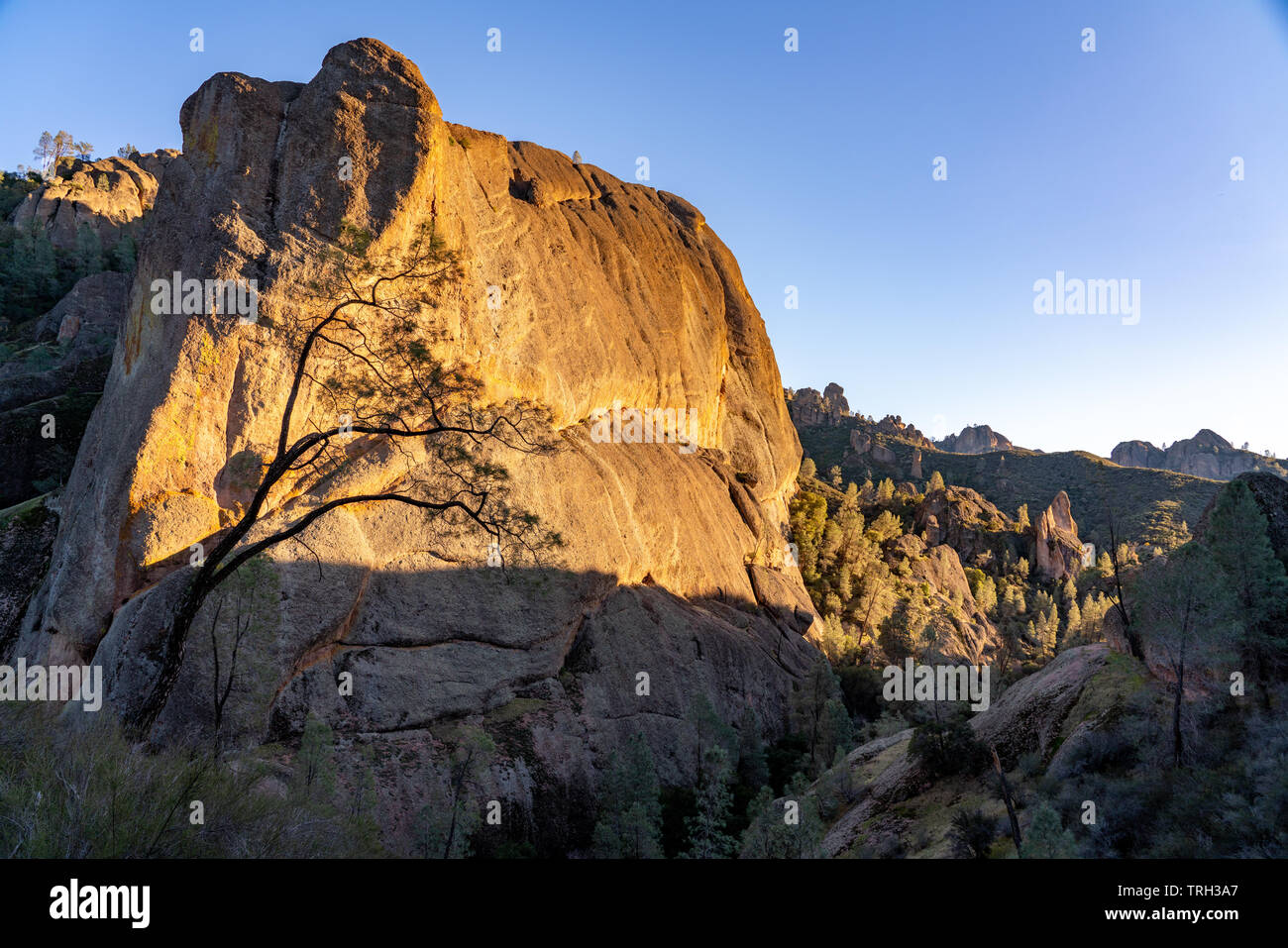 Affacciato sulla valle al di sopra dei balconi trail durante il tramonto a pinnacoli National Park, California. Foto Stock