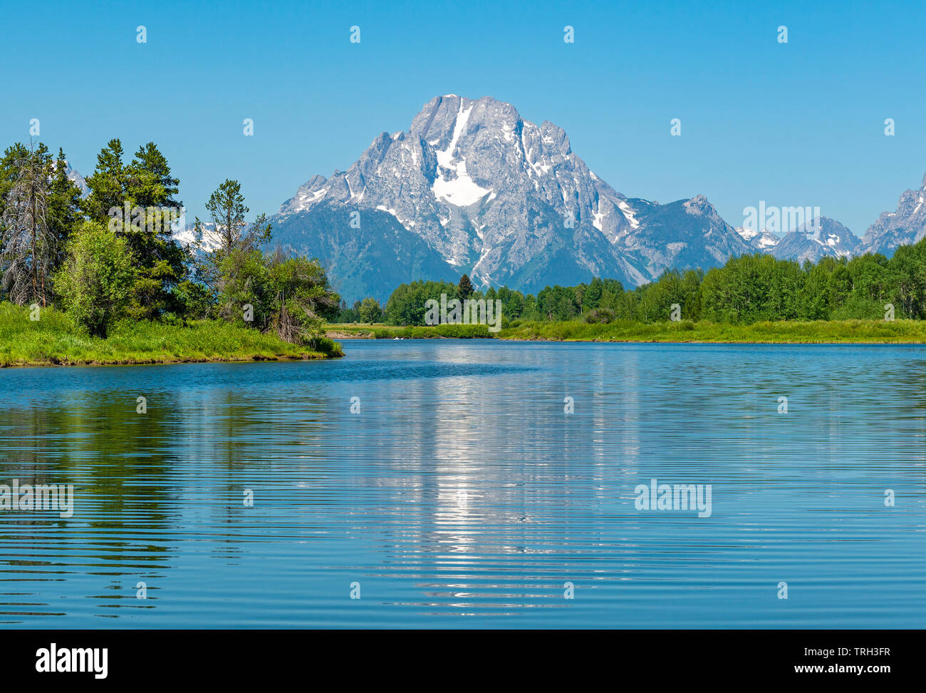 Le maestose cime del Grand Tetons con un riflesso nel fiume Snake da lanca Bend, Grand Teton National Park, Wyoming negli Stati Uniti. Foto Stock