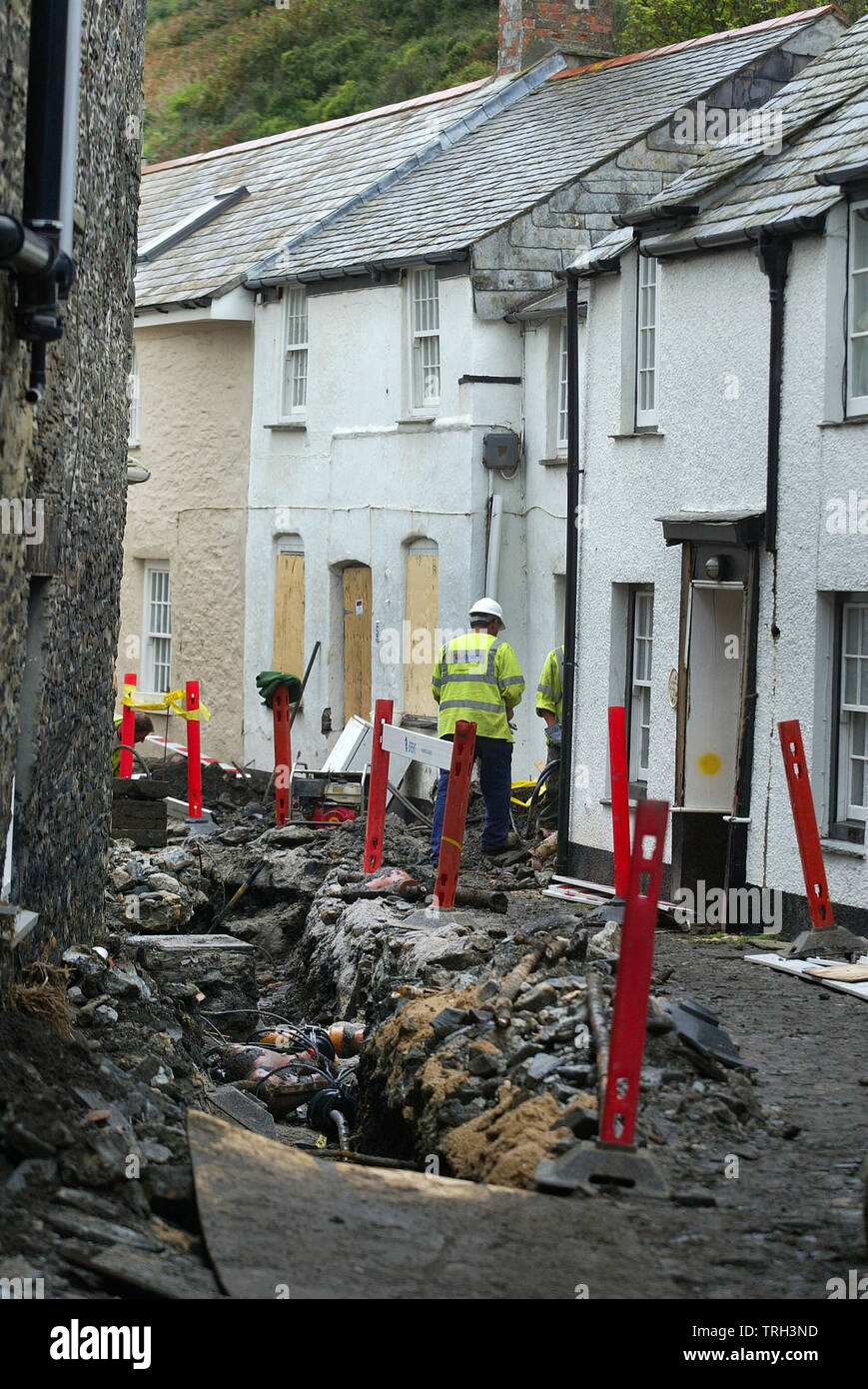 28.08.2004 - Il clean-up operazione continua in Boscastle in Cornovaglia questa mattina dopo il diluvio su 16.08.2004. Foto Stock