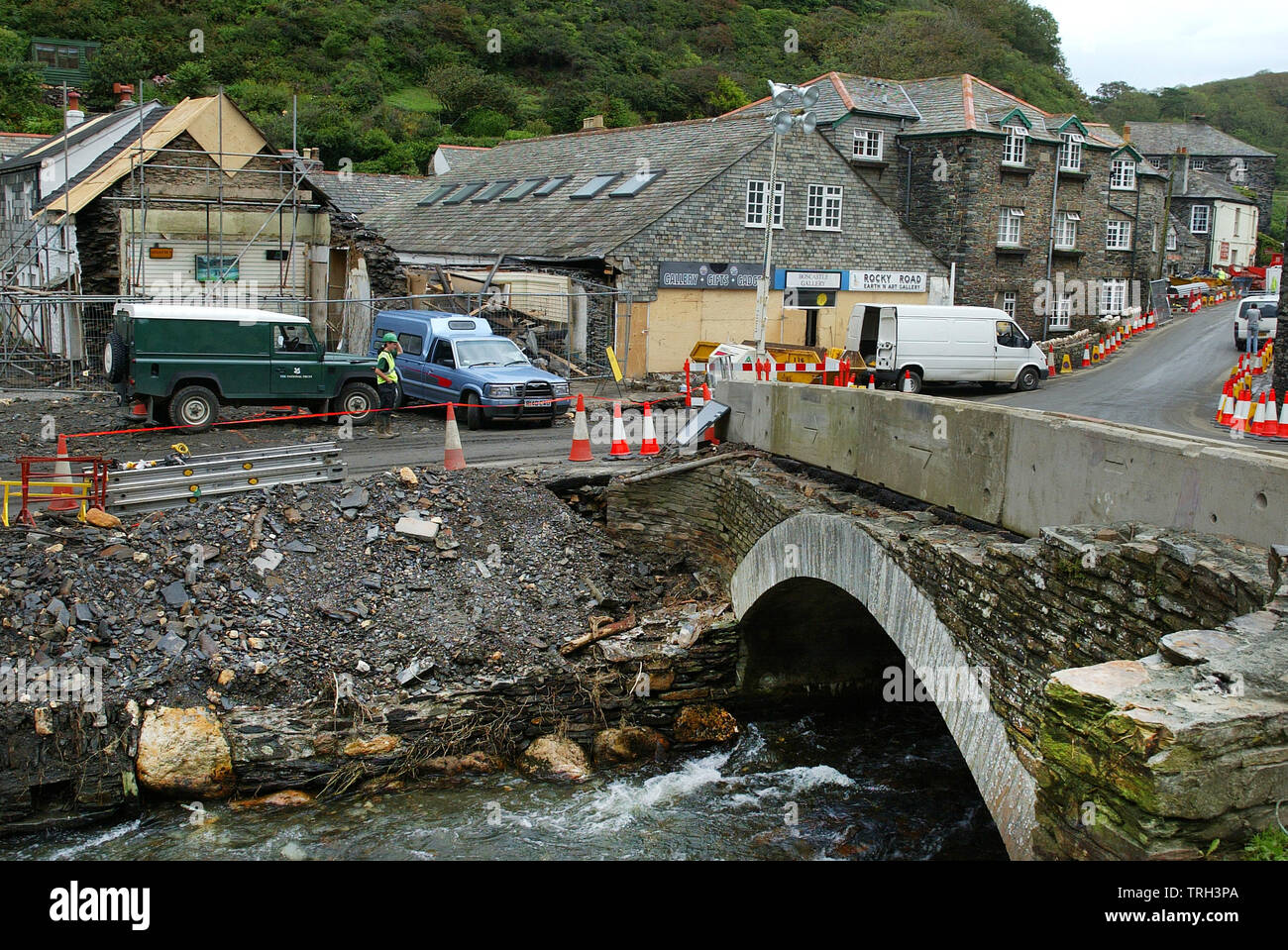28.08.2004 - Il clean-up operazione continua in Boscastle in Cornovaglia questa mattina dopo il diluvio su 16.08.2004. Foto Stock