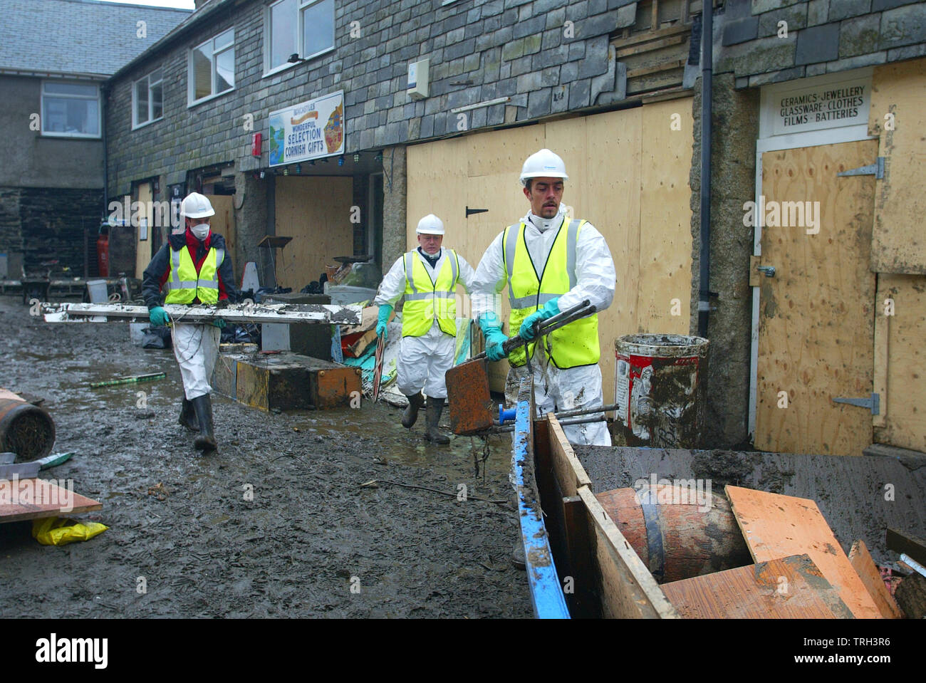 28.08.2004 - Il clean-up operazione continua in Boscastle in Cornovaglia questa mattina dopo il diluvio su 16.08.2004. Foto Stock