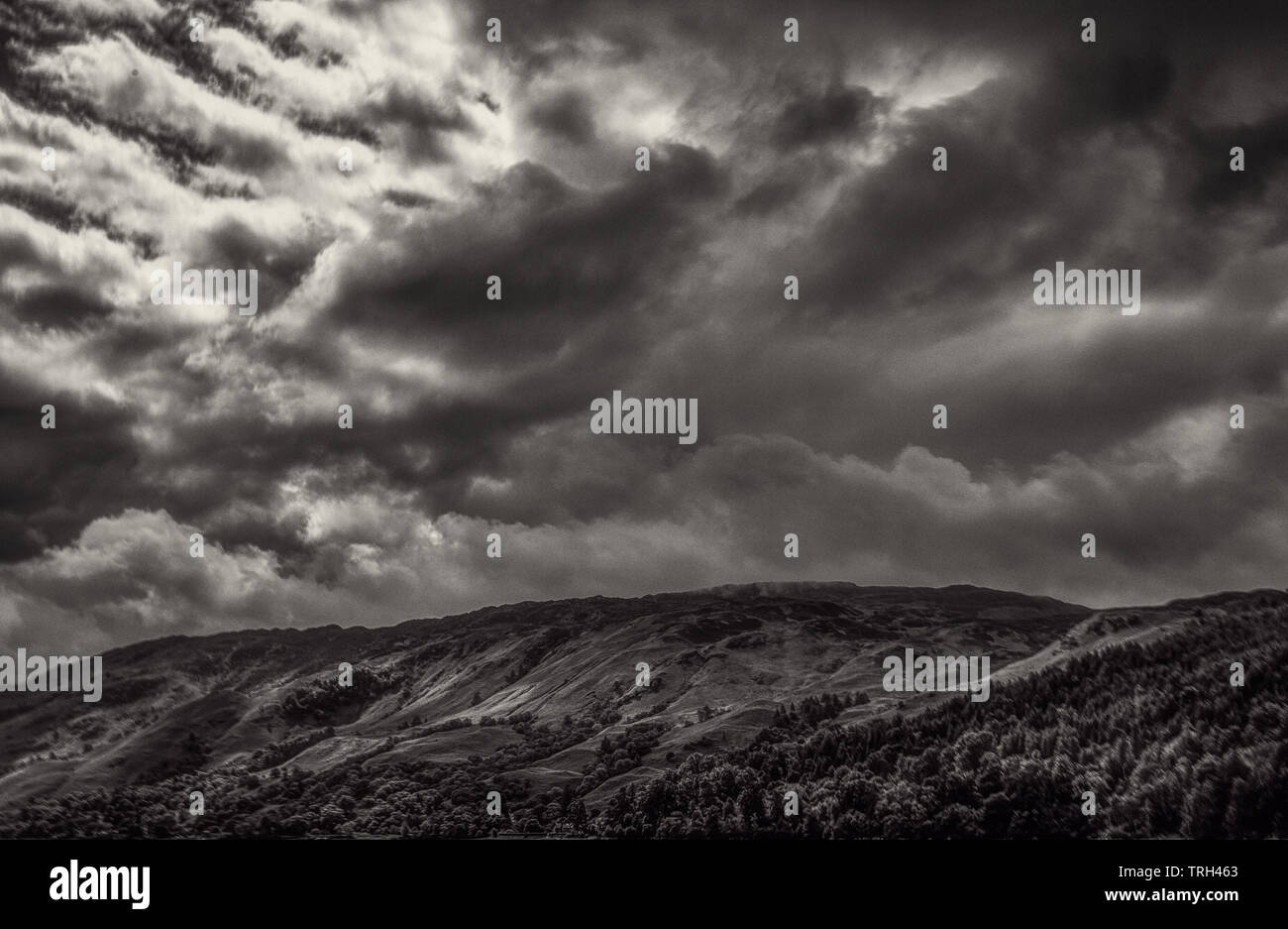 Un bianco e nero di espressione artistica su un imminente tempesta sulla baia di urquhart del Fiume Ness. Foto Stock