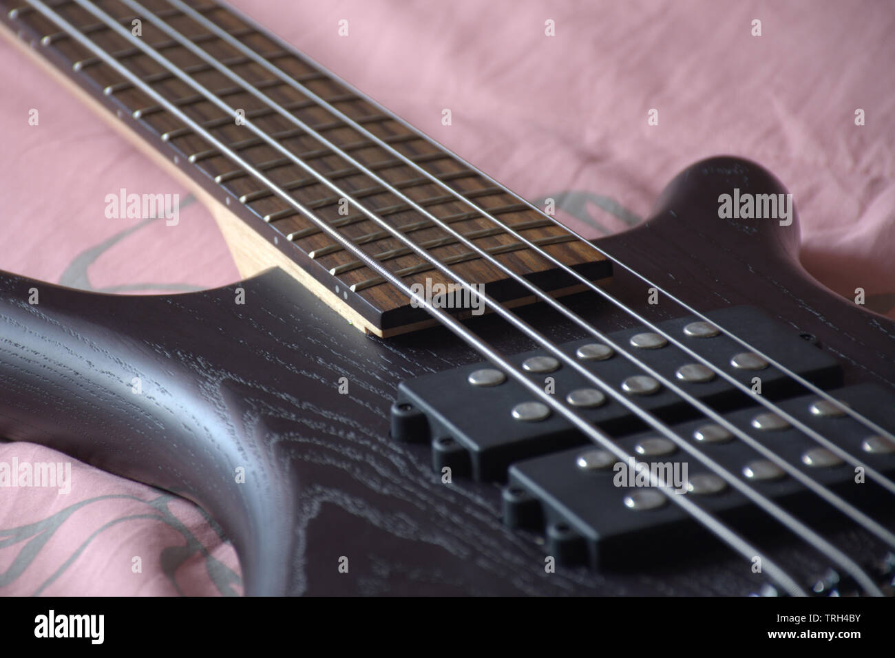 5 corde Black Bass Guitar Foto Stock
