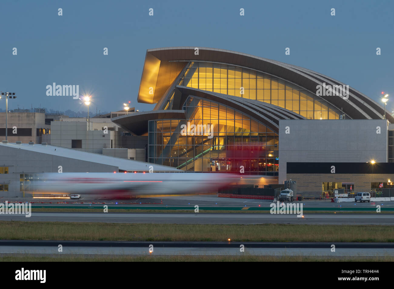 Terminal Tom Bradley presso LAX, Aeroporto Internazionale di Los Angeles. Scena crepuscolare. Foto Stock