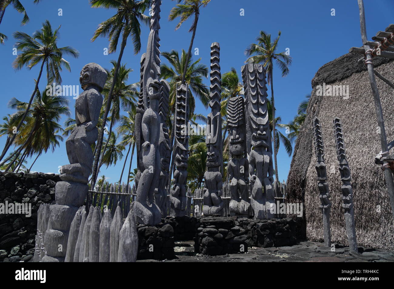 Sculture di Hawaiian puntare in alto in una spiaggia parco in Kona Hawaii Foto Stock