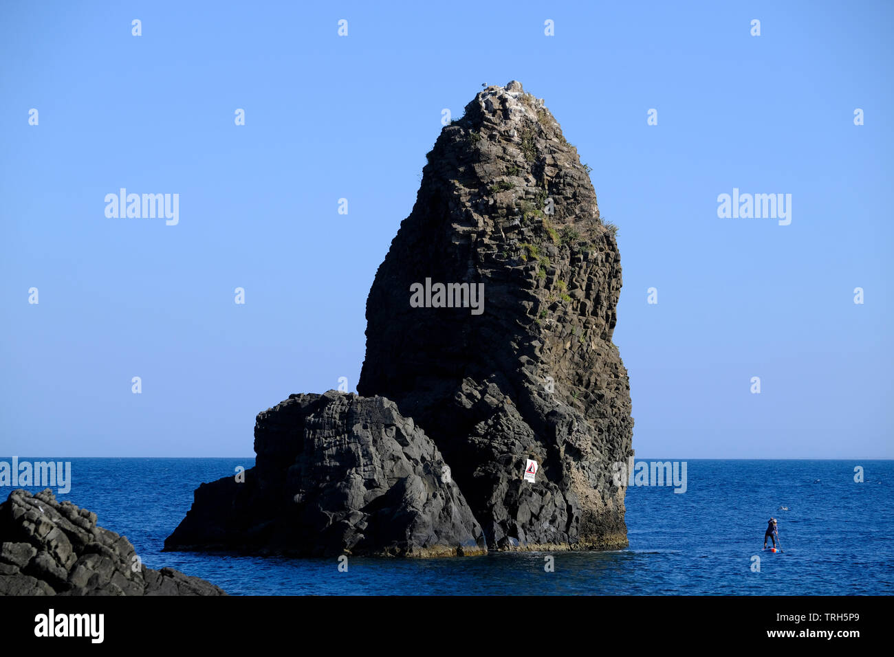 Seascape di ciclopica Isles, Aci Trezza, Aci Castello, Provincia di Catania, Sicilia, Italia Foto Stock