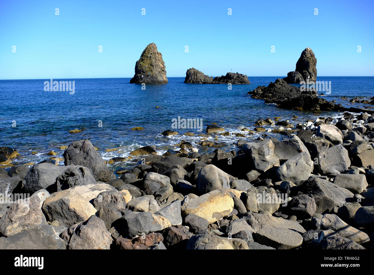 Seascape di ciclopica Isles, Aci Trezza, Aci Castello, Provincia di Catania, Sicilia, Italia Foto Stock