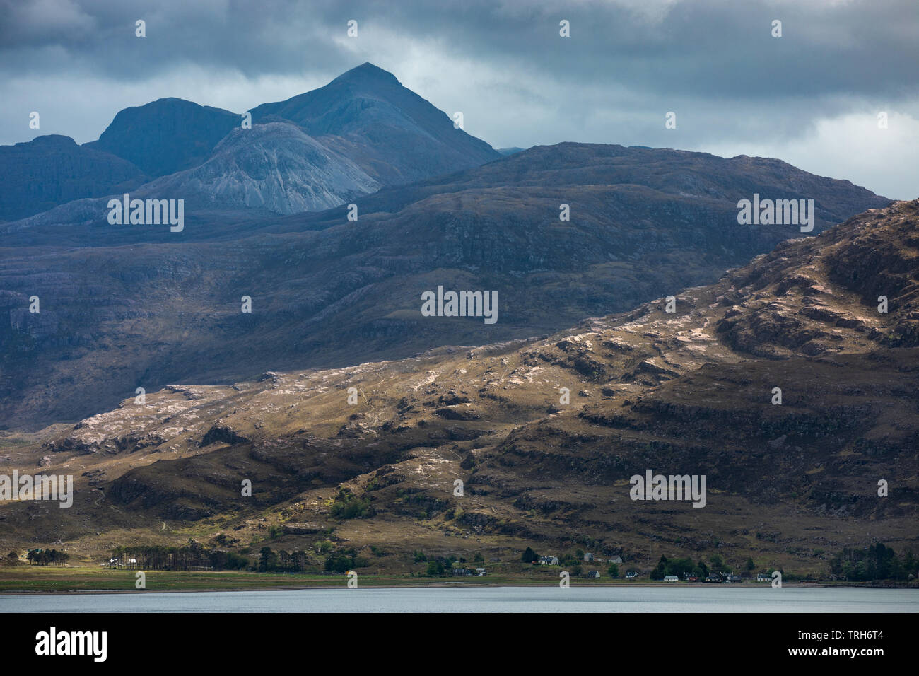 Case a Annat su superiore Loch Torridon, sopraffatte da Beinn Liath Mhor, Wester Ross, Scotland, Regno Unito Foto Stock