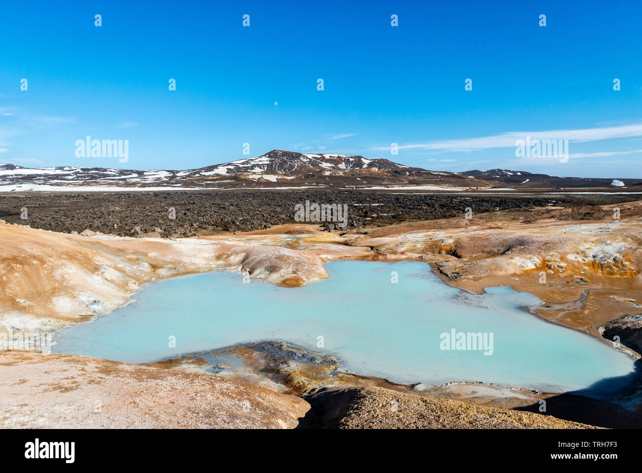 Il active Leirhnjúkur area geotermica, vicino a Myvatn in Islanda NE. Sullo sfondo la luna sorge sopra il vulcano Krafla Foto Stock